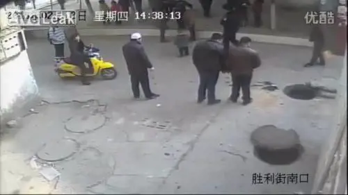 Fanno esplodere un tombino per gioco ma lo scherzo finisce male