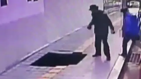 Si apre una voragine nel suolo: inghiottiti due passanti