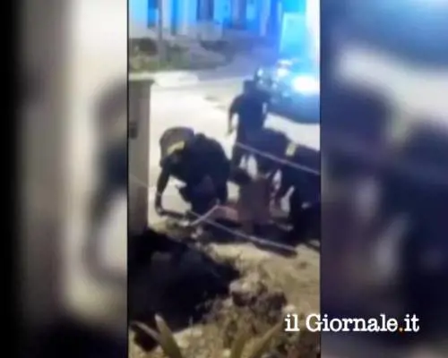Rissa a colpi di machete sotto gli occhi della polizia