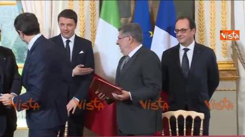 Renzi redarguisce Lupi davanti ad Hollande e gli dà una pacca sulle spalle