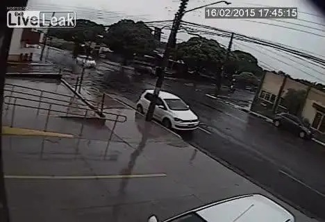 Auto salta in aria per una buca