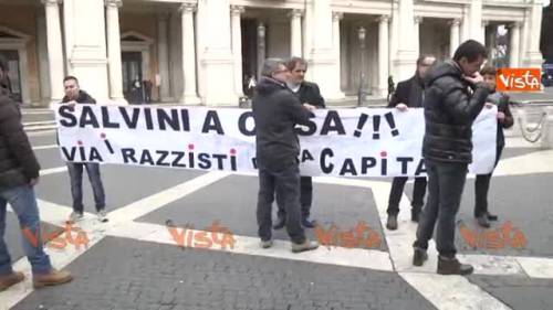 Contestatori contro Salvini: "Vattene a casa, fascista"