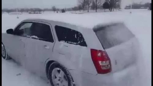 Togliere la neve dall’auto? Basta alzare il volume della radio