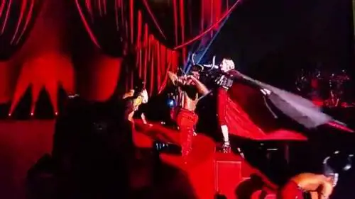 Madonna tradita dal mantello caduta rovinosa dal palco