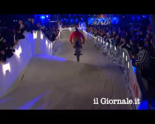 Moto trial, percorso ghiacciato su una sola ruota