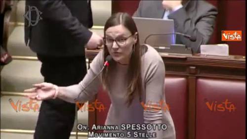 Il M5S contro i tabagisti: "Fumano a Montecitorio e fanno scattare l'allarme"