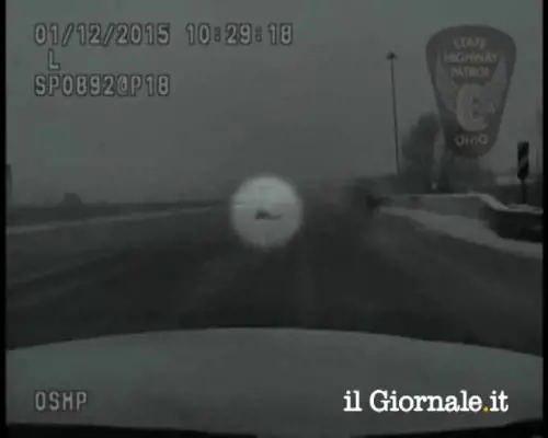 Perde il controllo dell'auto. Finisce sbalzato per strada