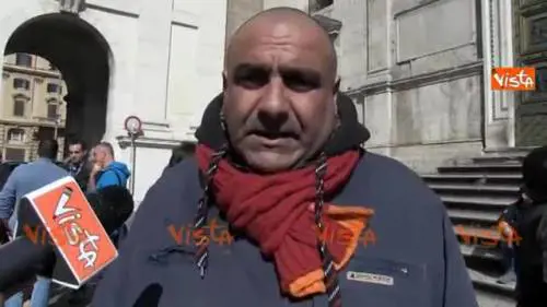 Antagonisti occupano la chiesa in piazza del Popolo