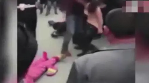 Donna ubriaca si spoglia nuda e attacca la polizia