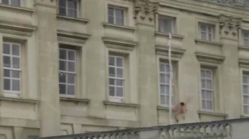 Londra, nudo si cala con un lenzuolo da Buckingham Palace