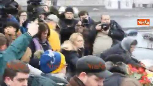 Nemtsov, folla e fiori nel luogo dell'omicidio