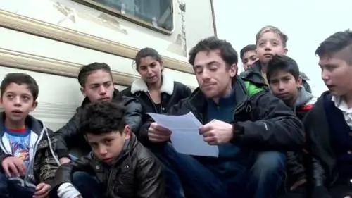 Elio Germano con i rom: "Salvini, Roma non ti vuole!"