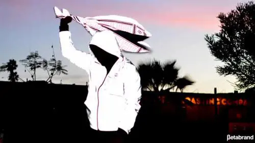 Ecco i vestiti "catarifrangenti" per boicottare i paparazzi