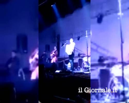 Il cantante guarda la sua ragazza e lui gli spara sul palco