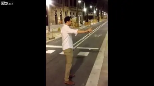 Spezzare la gamba con un calcio ai passanti: è il kickout game