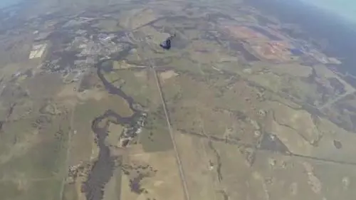 Sviene in volo. L'istruttore gli apre il paracadute e lo salva