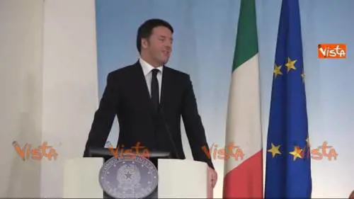 Renzi dà lezioni di latino in Cdm: "Si dice curricula"