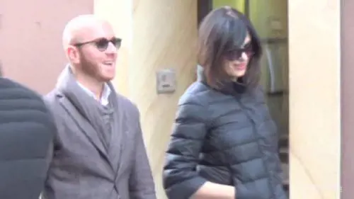 Cucinotta, look semplice per una bella donna sicura di sé