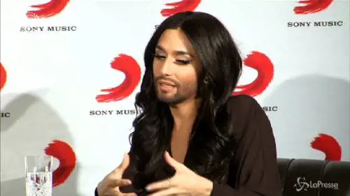La star "barbuta" Conchita Wurst presenta autobiografia e cd a Berlino