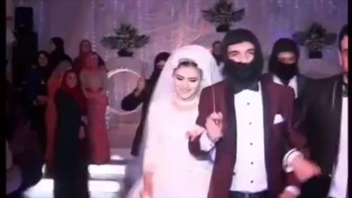 Il matrimonio egiziano ​che ironizza sull'Isis