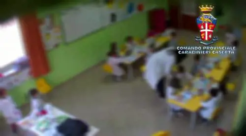 Maltratta gli alunni, incastrata da video