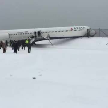 NY, paura a LaGuardia: l'aereo esce fuori pista