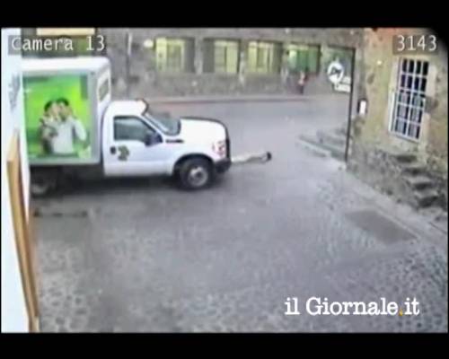 Litiga con motociclista e lo investe con l'auto