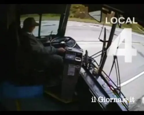 Autista del bus si addormenta e travolge otto veicoli