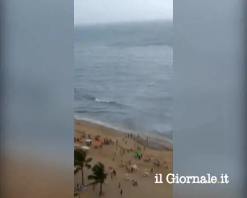 Un tornado improvviso si abbatte sui bagnanti