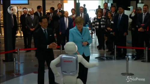 Angela Merkel a Tokyo dal robot Asimo