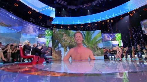 Isola dei Famosi, ecco lo spogliarello di Rocco