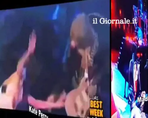 Ariana Grande cade sul palco