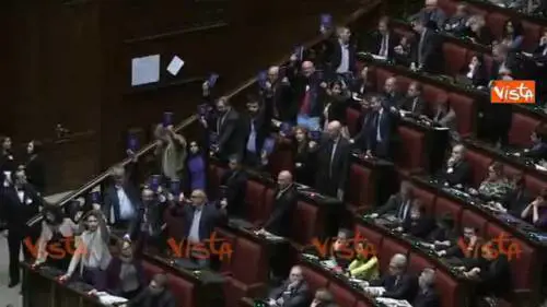 Riforme, i vendoliani protestano con la Costituzione