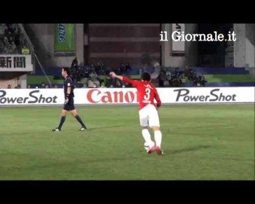 Il portiere esce a vuoto e rifila due pugni agli avversari