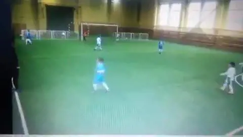 Russia, allenatore choc: calcia in aria il piccolo giocatore