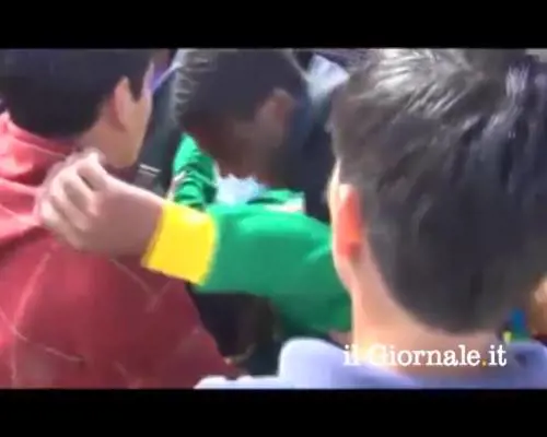 I tifosi riducono in fin di vita il calciatore avversario