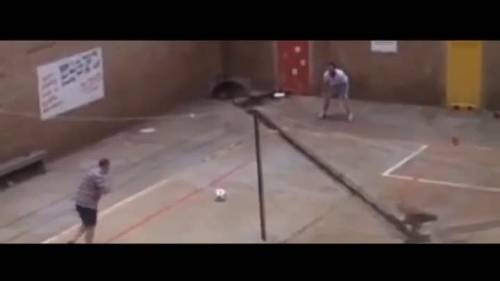Pistorius in prigione gioca a calcetto