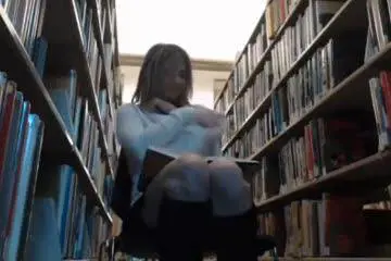 Una timida studentessa si spoglia in biblioteca