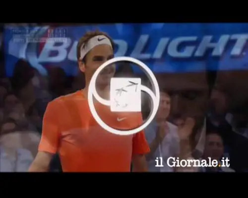 Un bambino buca la difesa di Federer