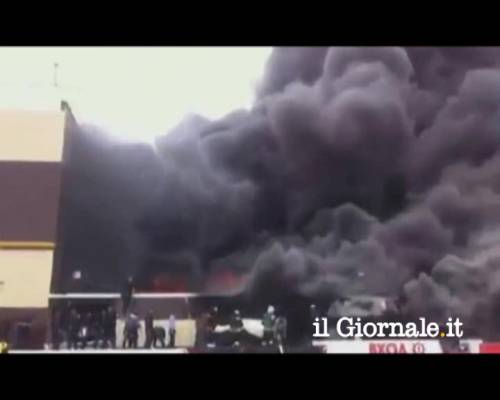 Centro commerciale in fiamme in Russia