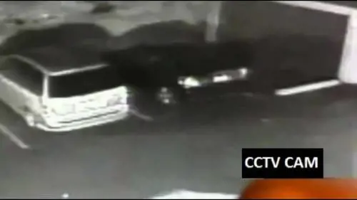 Uomo nudo spacca il vetro di un van con la testa