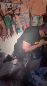 Poliziotto mette KO due ragazzi molesti durante lo spring break