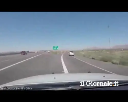 Inseguiti dalla polizia lanciano 21 balle di marijuana ​dal finestrino dell'auto