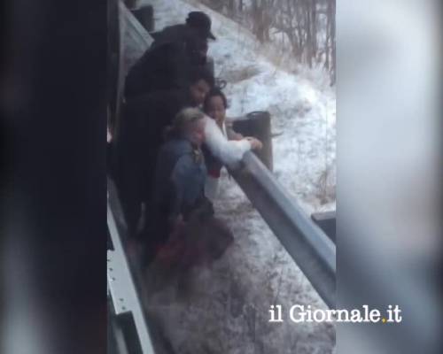 Una passeggera molesta aggredisce una poliziotta