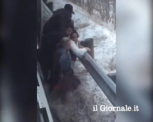 Una passeggera molesta ​aggredisce una poliziotta