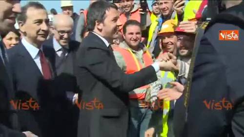Renzi e i selfie con gli operai di Expo