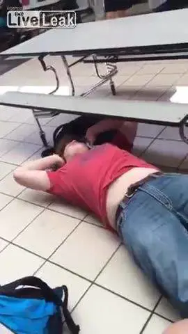 Il ragazzino stende ​il bullo che lo molesta