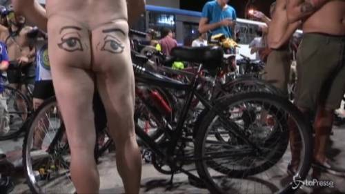 Ciclisti nudi a San Paolo per chiedere più sicurezza sulle strade