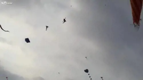 Intrappolato da un aquilone, bambino cade nel vuoto e muore