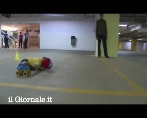 Bimbo prodigio del limbo skating